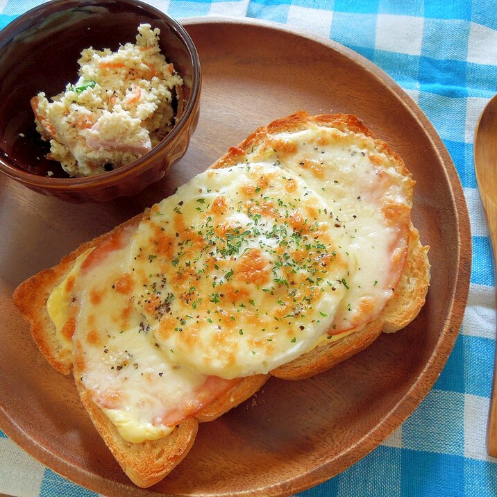 ハム目玉焼きのせ♪マヨチーズトースト